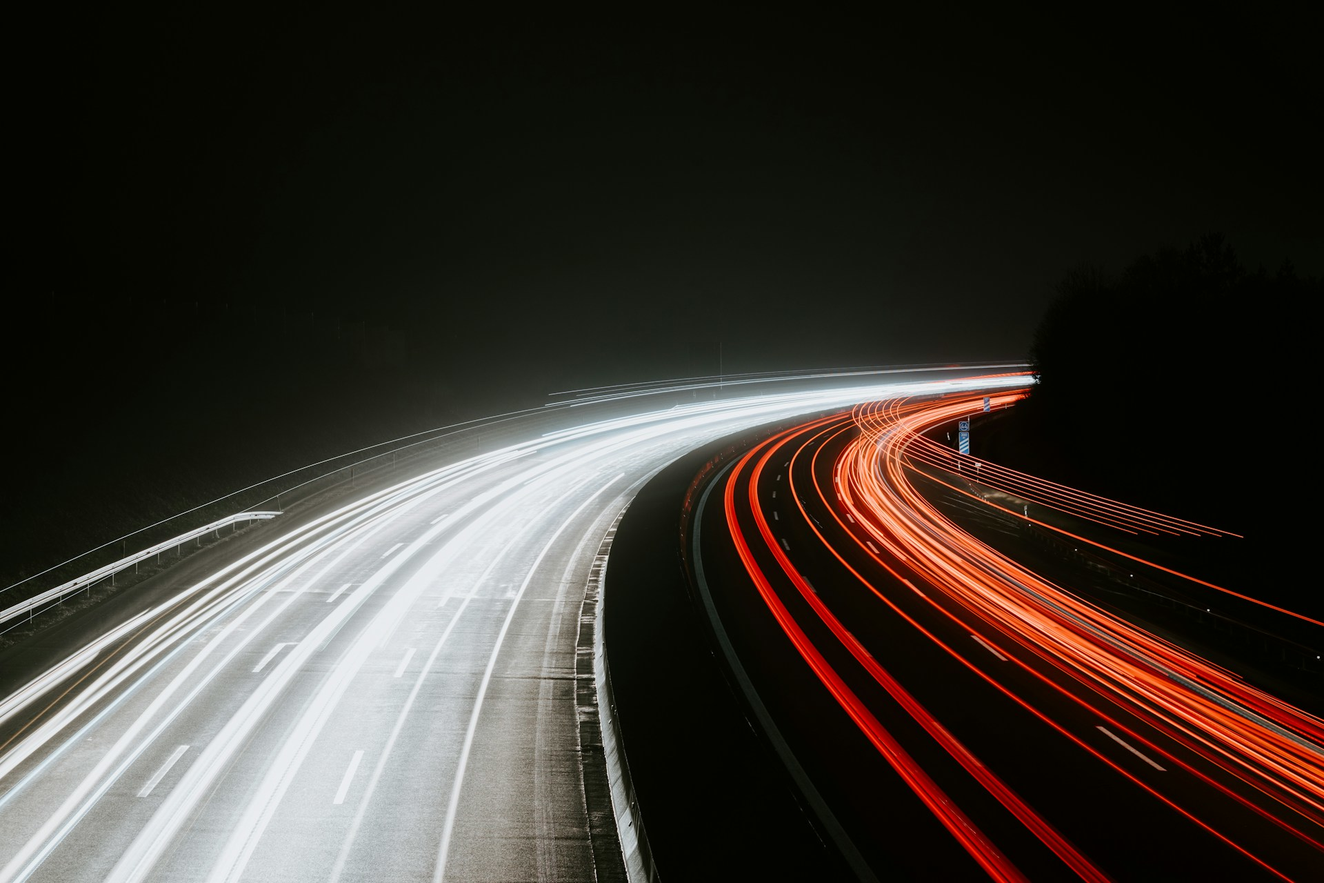 Zdjęcie przedstawiające ruch na autostradzie nocą